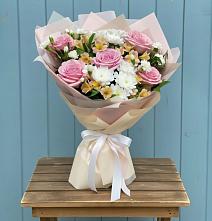 Букет цветов из:  Гвоздики, Орхидеи и Розы в Кукуштан