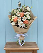 Букет цветов из:  Альстромерии, Лизиантусы, Розы и Хризантемы #REPLACE_PRED# Кукуштан