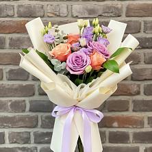 Букет цветов из:  Лизиантусы и Розы в Кукуштан