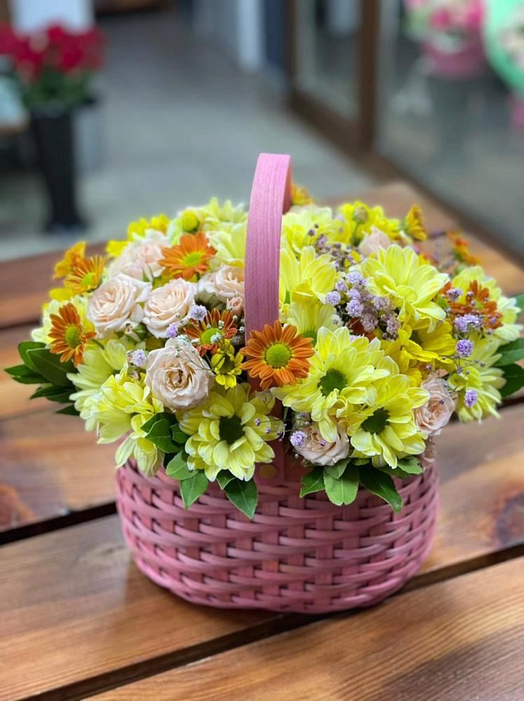 Цветочная композиция из Хризантемы и Розы в корзине в Кукуштан