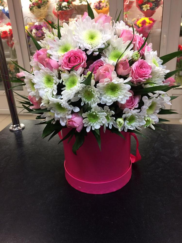 Цветочная композиция из Розы и Хризантемы в шляпной коробке в Кукуштан