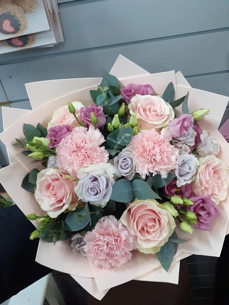 Букет цветов из: Розы, Гвоздики и Лизиантусы в Кукуштан