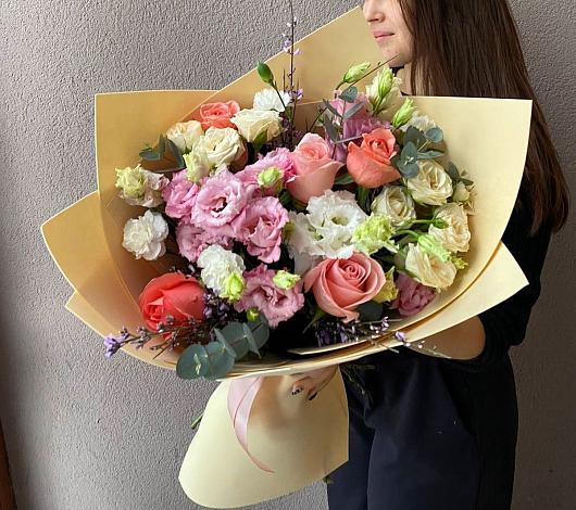 Букет цветов из: Розы, Лизиантусы и Гвоздики в Кукуштан
